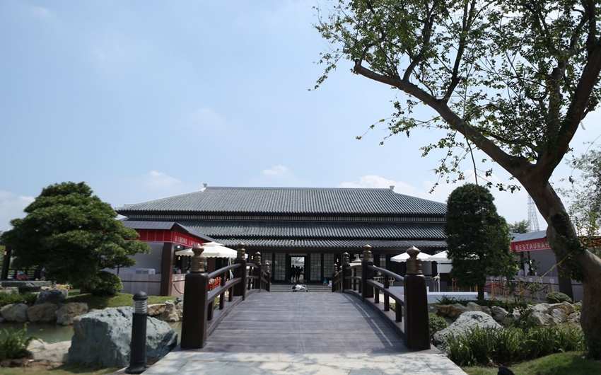 Tại vườn Nhật, các cây tùng La hán được bài trí nhằm mang đến không gian xanh tươi, đẳng cấp.